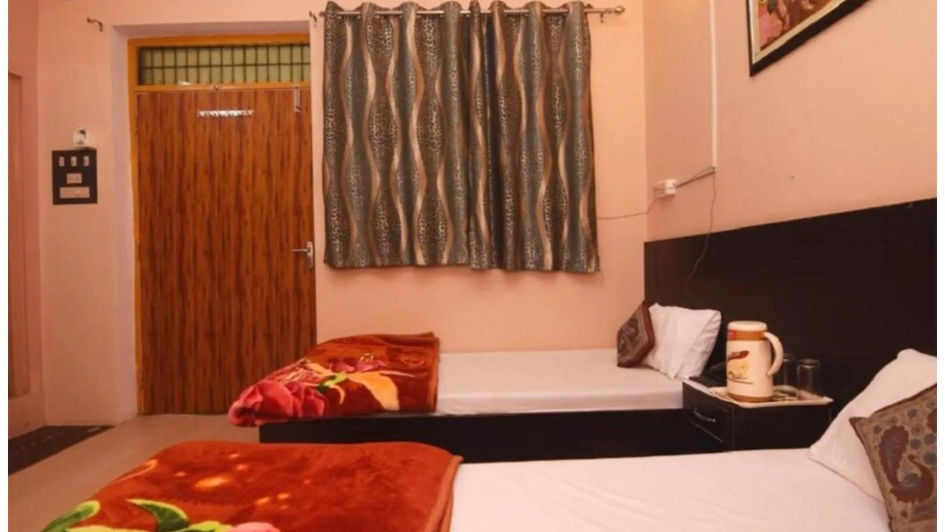 Hotel Ds Stay Varanasi ! - Near Kasi Vishwanath Temple And Ganga Ghat #Fully Air Conditioning #Free Wi-Fi #Parking #Room Service #Prime Location - Best Selling Premium Hotel In Varanasi