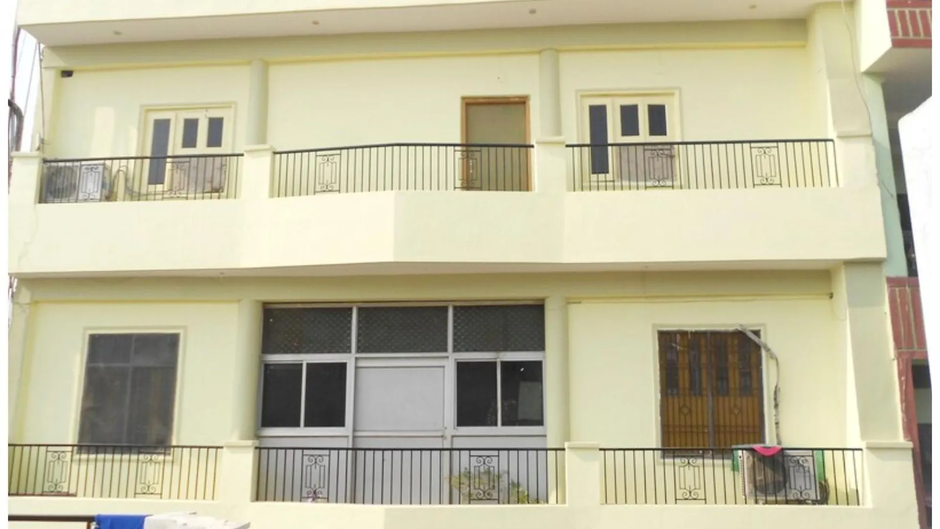 Hotel Ds Stay Varanasi ! - Near Kasi Vishwanath Temple And Ganga Ghat #Fully Air Conditioning #Free Wi-Fi #Parking #Room Service #Prime Location - Best Selling Premium Hotel In Varanasi