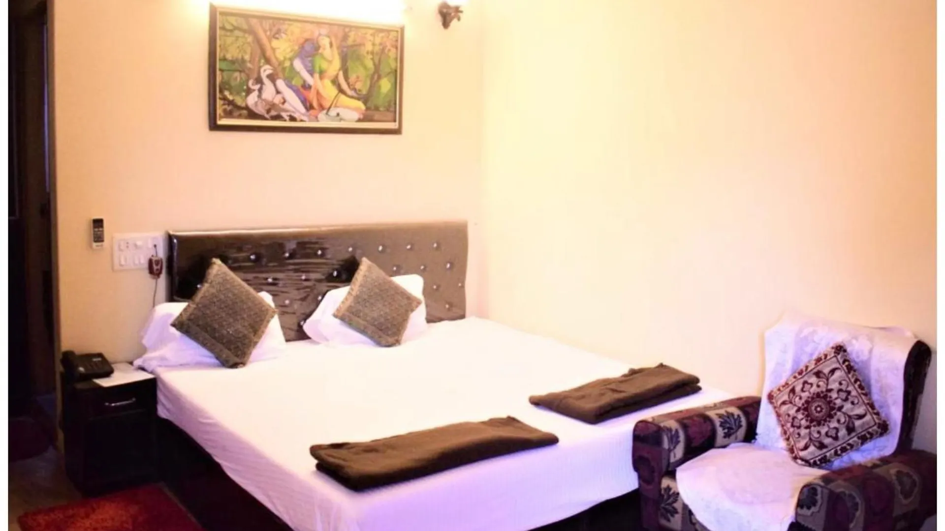 Hotel Ds Stay Varanasi ! - Near Kasi Vishwanath Temple And Ganga Ghat #Fully Air Conditioning #Free Wi-Fi #Parking #Room Service #Prime Location - Best Selling Premium Hotel In Varanasi