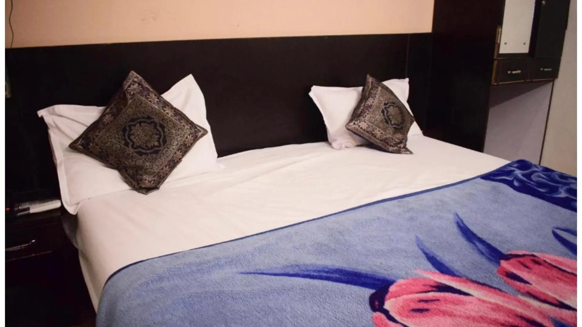 Hotel Ds Stay Varanasi ! - Near Kasi Vishwanath Temple And Ganga Ghat #Fully Air Conditioning #Free Wi-Fi #Parking #Room Service #Prime Location - Best Selling Premium Hotel In Varanasi 4*,