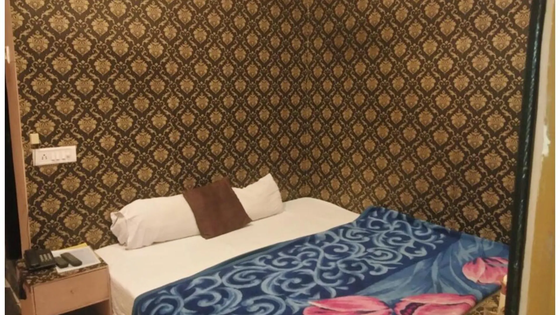Hotel Ds Stay Varanasi ! - Near Kasi Vishwanath Temple And Ganga Ghat #Fully Air Conditioning #Free Wi-Fi #Parking #Room Service #Prime Location - Best Selling Premium Hotel In Varanasi 4*,