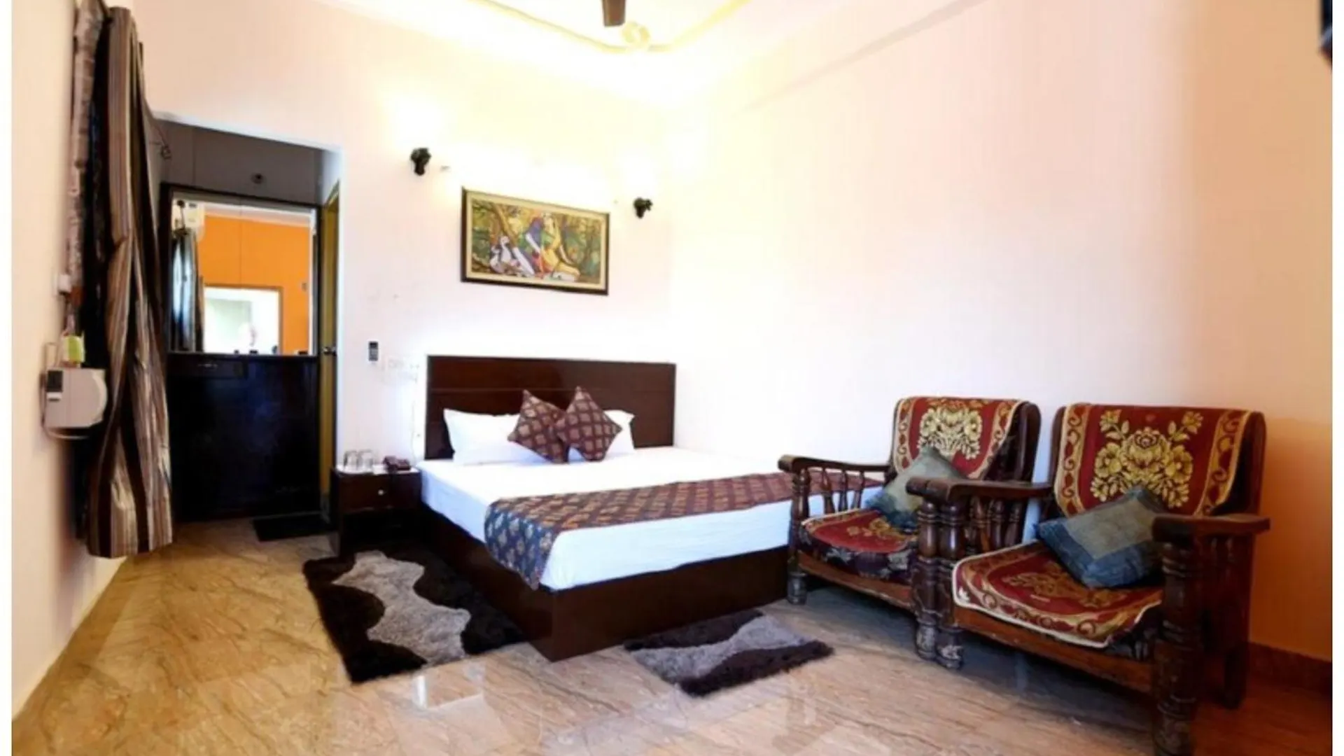 Hotel Ds Stay Varanasi ! - Near Kasi Vishwanath Temple And Ganga Ghat #Fully Air Conditioning #Free Wi-Fi #Parking #Room Service #Prime Location - Best Selling Premium Hotel In Varanasi Indien