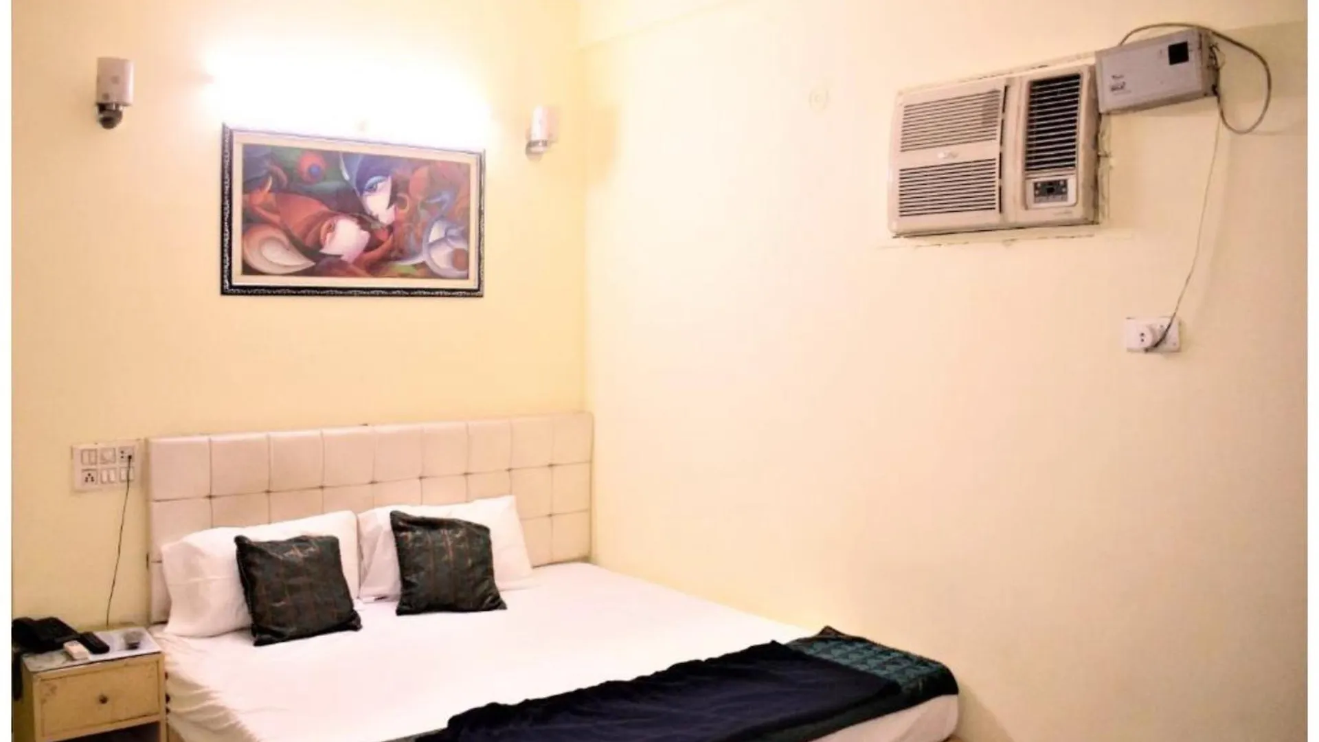 Hotel Ds Stay Varanasi ! - Near Kasi Vishwanath Temple And Ganga Ghat #Fully Air Conditioning #Free Wi-Fi #Parking #Room Service #Prime Location - Best Selling Premium Hotel In Varanasi