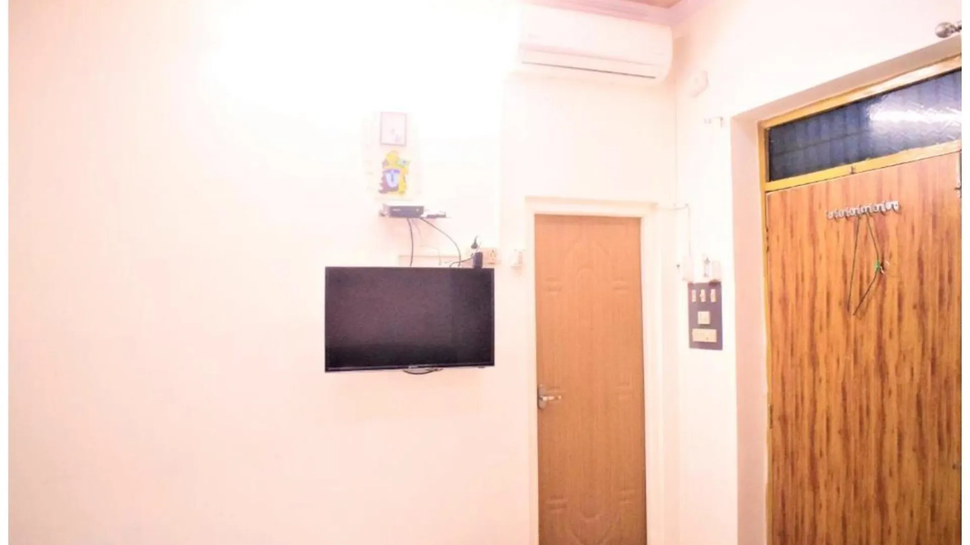 Hotel Ds Stay Varanasi ! - Near Kasi Vishwanath Temple And Ganga Ghat #Fully Air Conditioning #Free Wi-Fi #Parking #Room Service #Prime Location - Best Selling Premium Hotel In Varanasi